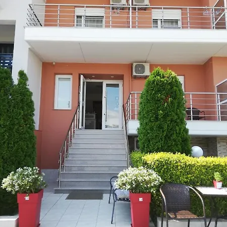 Denis And Apartmán Paralía